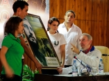 Fidel con estudiantes universitarios. Foto: Alex Castro